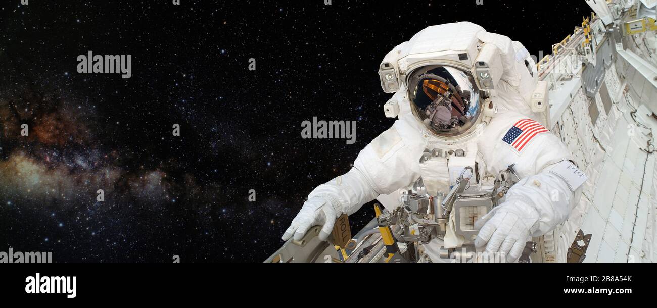Astronauta en misión espacial con la tierra en el fondo. Elementos de esta imagen proporcionados por la NASA. Foto de stock