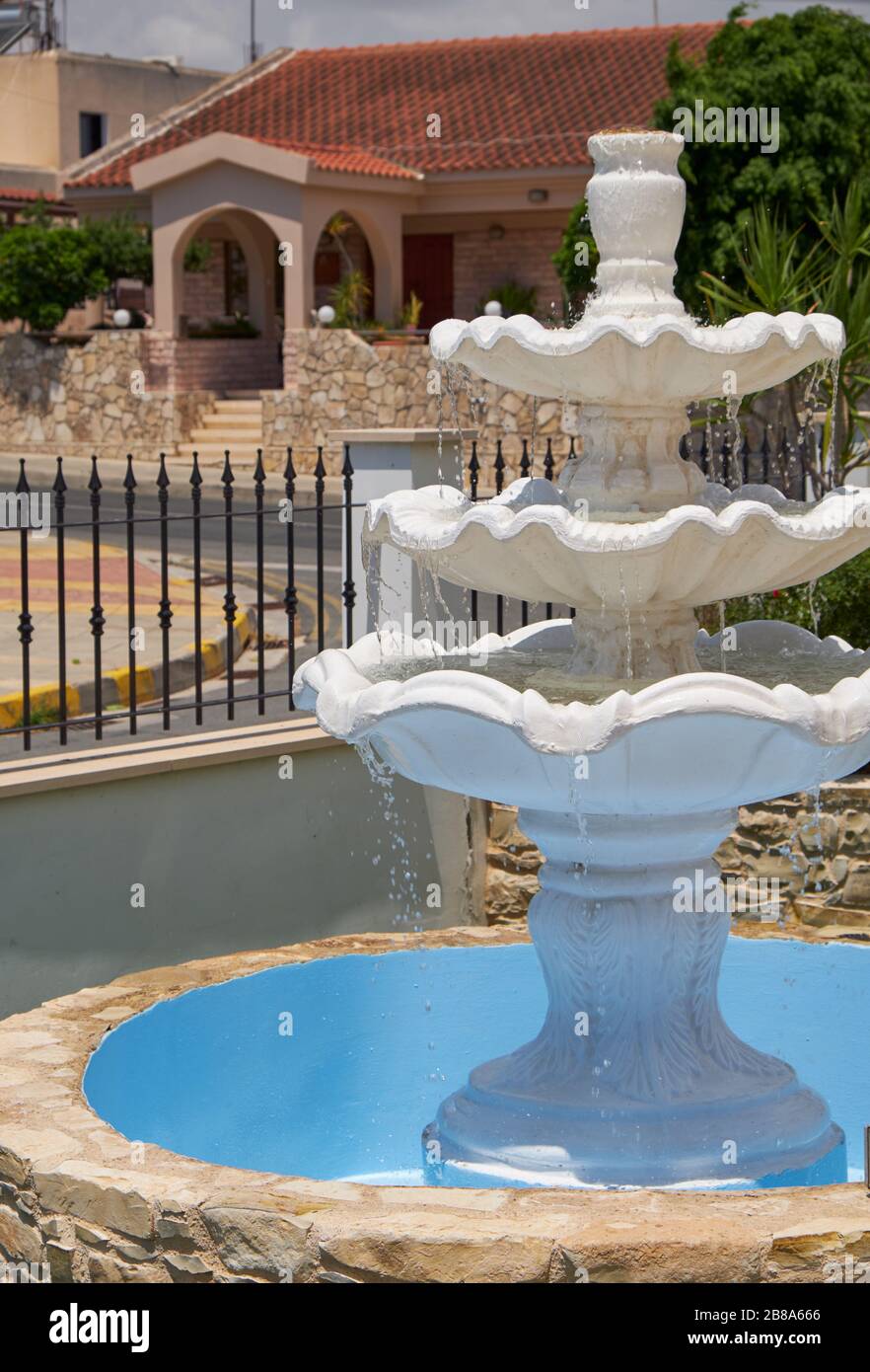 Fuente de agua con árboles de mármol cerca de la iglesia de Holy Hierarchs. Livadia, Larnaca. Chipre. Foto de stock