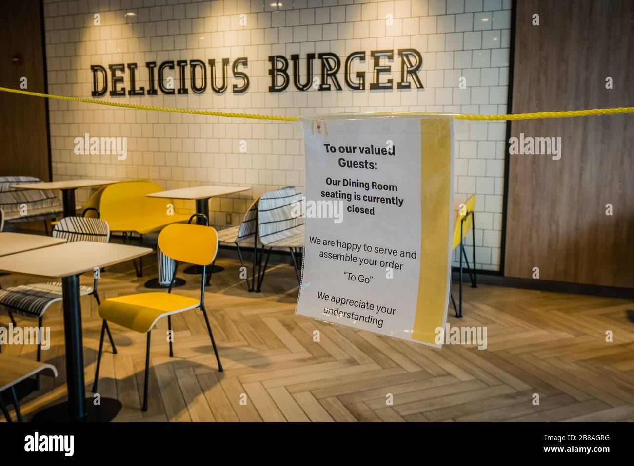 A nadie se le permite comer o quedarse dentro de un restaurante McDonalds debido al virus Covid 19 Foto de stock
