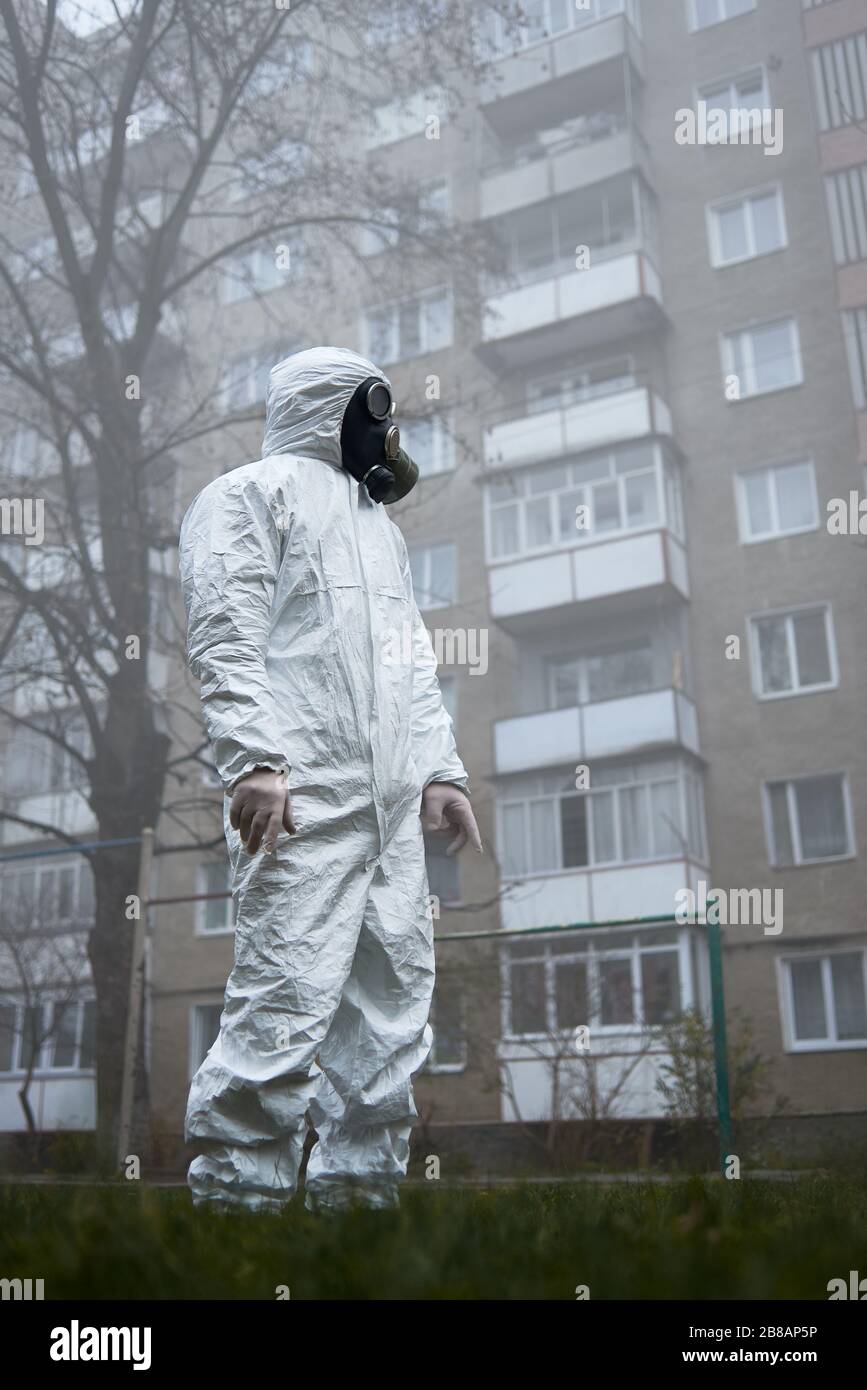 Un close-up y vista frontal de un hombre vestido con mono blanco protector  de cuerpo completo, con mascarilla, gafas y guantes durante un examen de  calidad ambiental Fotografía de stock - Alamy