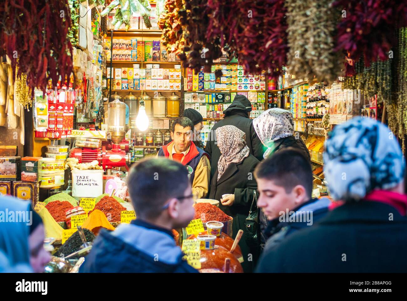Estambul, Turquía - 3 de enero de 2012: Escena de compras en el Bazar de las Especias o el Bazar Egipcio Misir Carsisi en Eminonu, Estambul. Foto de stock