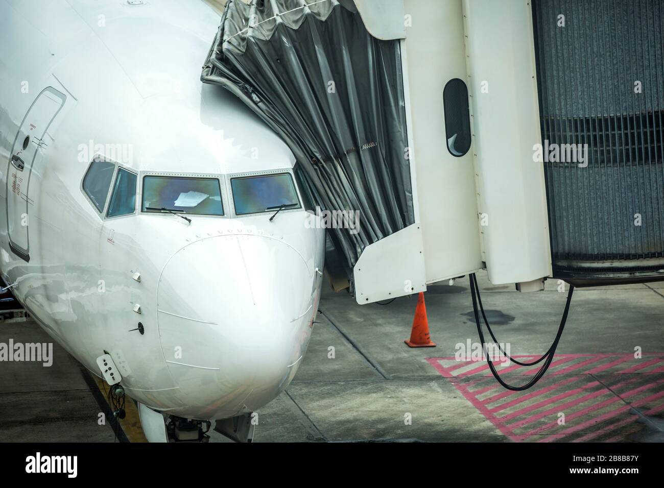 De cerca en un jetliner blanco. Avión de pasajeros en el aeropuerto. Vuelos suspendidos debido al brote de coronavirus. Foto de stock