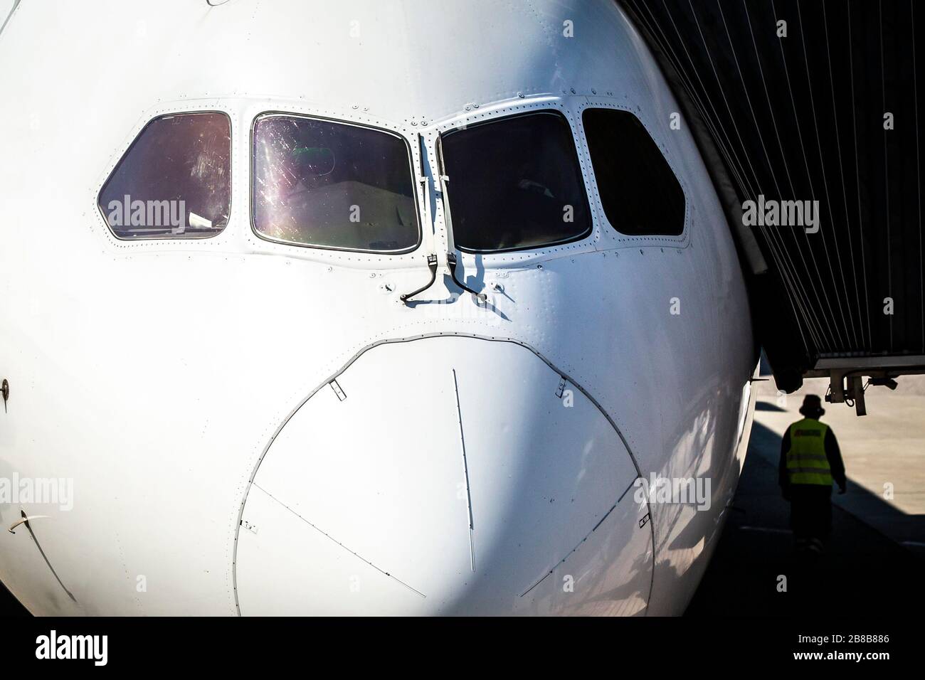 De cerca en un jetliner blanco. Avión de pasajeros en el aeropuerto. Vuelos suspendidos debido al brote de coronavirus. Foto de stock
