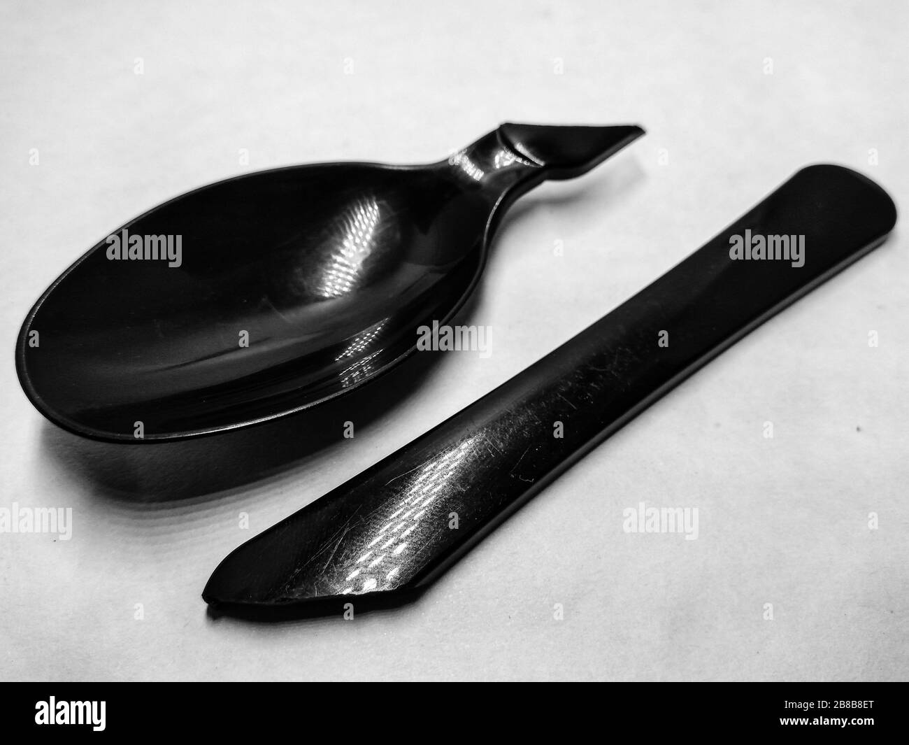 Una imagen de una cuchara negra vacía Foto de stock