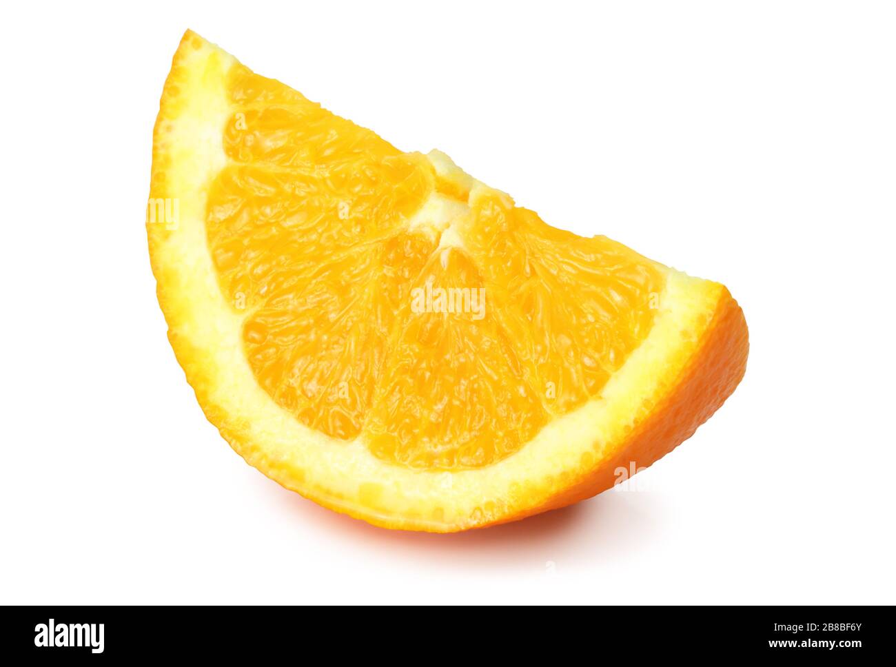 Un pedazo de naranja (Citrus) aislado sobre fondo blanco, incluyendo la ruta de recorte sin sombra. Alemania. Ein Apfelsinenstück (Zitrusfrucht) isoliert Foto de stock