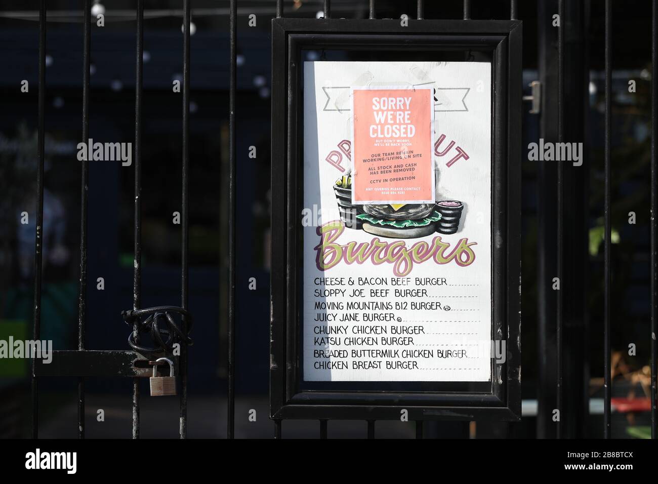 Un pub cerrado Vineyard en Upper Street, en la ciudad de islington, Londres, como dijo el primer ministro Boris Johnson a restaurantes, cafés, pubs, bares, gimnasios y centros de ocio que se cierren mientras se ruega al público que se aloje en casa. Foto fecha sábado 21 de marzo de 2020. Ver historia de PA SALUD Coronavirus. El crédito de la foto debe decir: Jonathan Brady/PA Wire Foto de stock