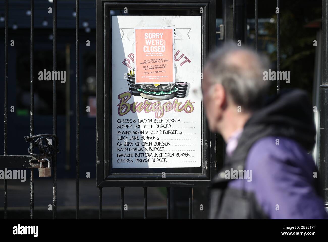 Un pub cerrado Vineyard en Upper Street, en la ciudad de islington, Londres, como dijo el primer ministro Boris Johnson a restaurantes, cafés, pubs, bares, gimnasios y centros de ocio que se cierren mientras se ruega al público que se aloje en casa. Foto fecha sábado 21 de marzo de 2020. Ver historia de PA SALUD Coronavirus. El crédito de la foto debe decir: Jonathan Brady/PA Wire Foto de stock