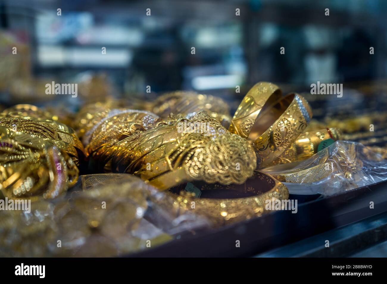 Makassar, Sulawesi del Sur, Indonesia. 21 de marzo de 2020. Varias joyas y  oro en exhibición en una tienda de oro. La expansión del CO-19 en el mundo  causó un aumento en