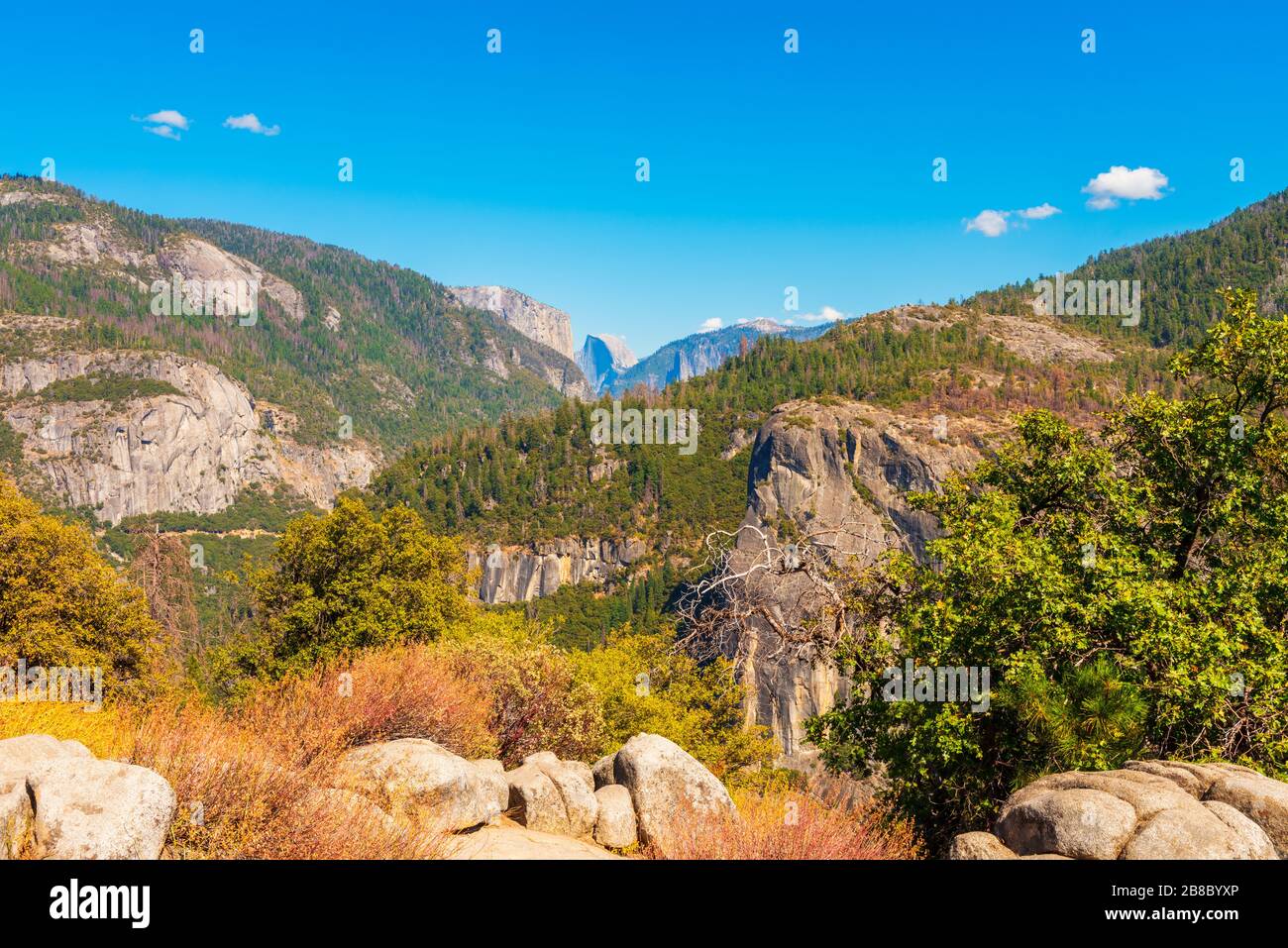 El Capitan y Half Dome en el Parque Nacional Yosemite, California, Estados Unidos, visto desde una distancia Foto de stock