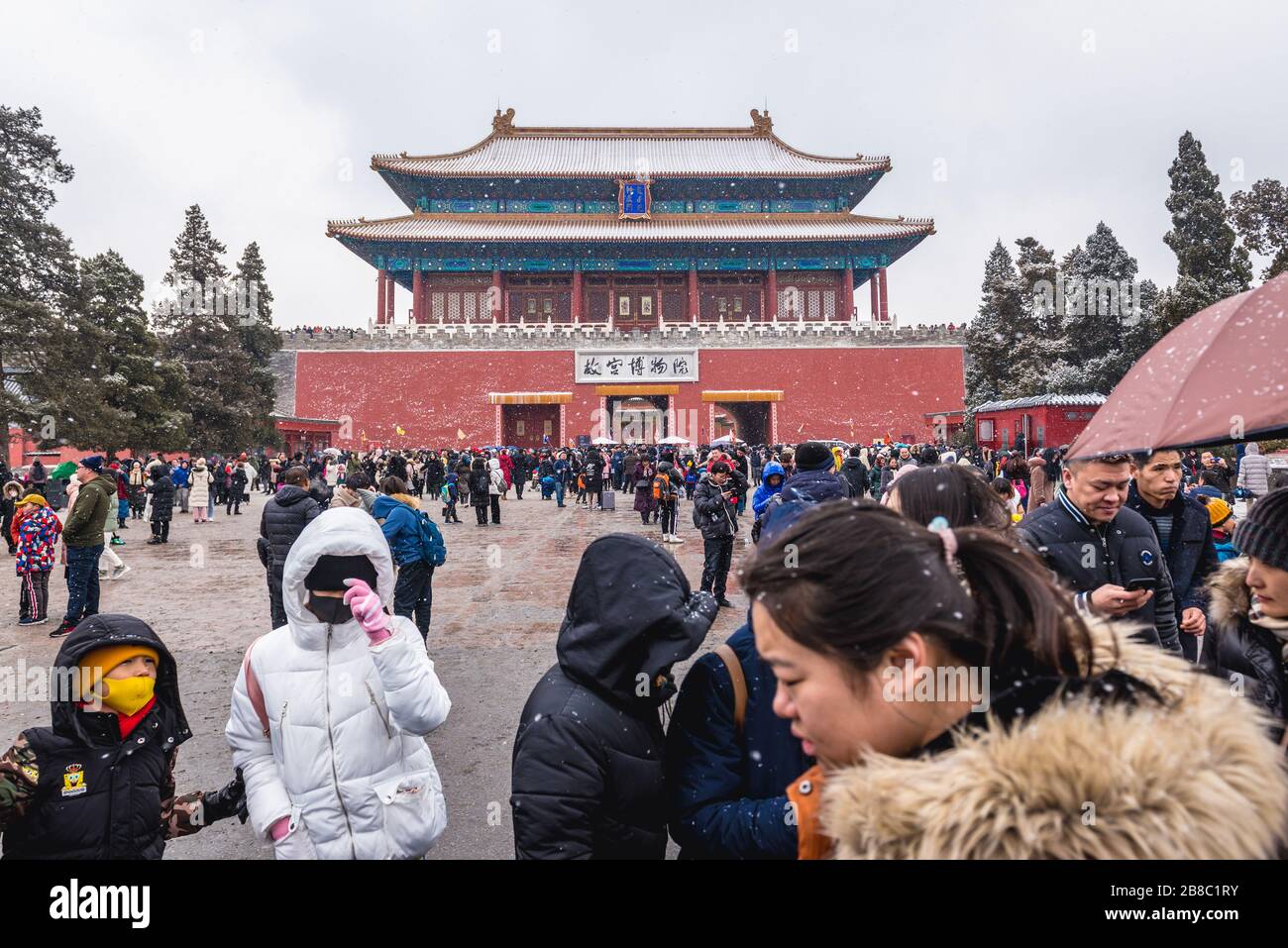 Los turistas frente a Shenwumen - Puerta de la proeza Divina también llamado Puerta de la fuerza Divina - puerta norte de la Ciudad Prohibida en Beijing, China Foto de stock