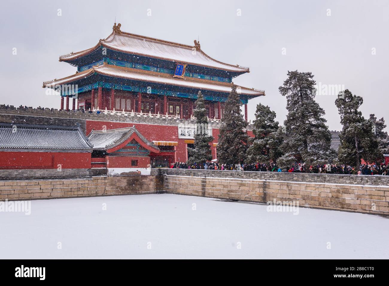 Shenwumen - Puerta de la proeza Divina también llamada Puerta del poder Divino - puerta norte y foso del complejo del palacio de la Ciudad Prohibida en Beijing, China Foto de stock