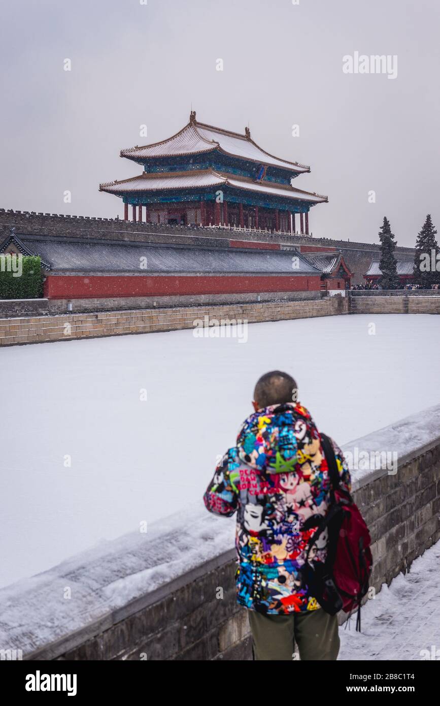 Shenwumen - Puerta de la proeza Divina también llamada Puerta del poder Divino - puerta norte y foso del complejo del palacio de la Ciudad Prohibida en Beijing, China Foto de stock