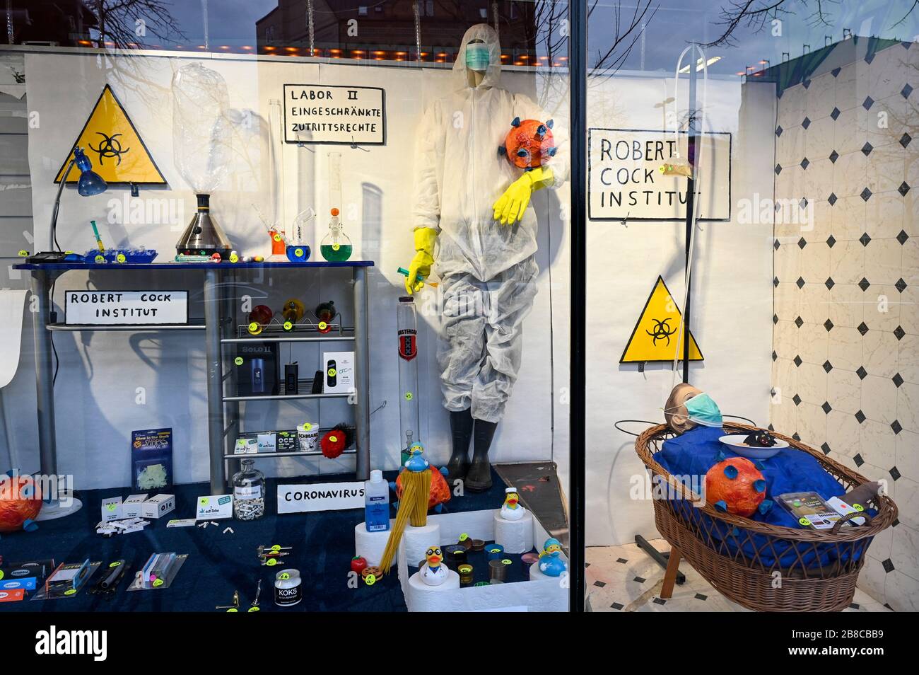 ALEMANIA, Hamburgo, Corona virus, COVID-19 , ventana de compras tema corona de una tienda cerrada en reeperbahn, distrito de San Pauli Foto de stock