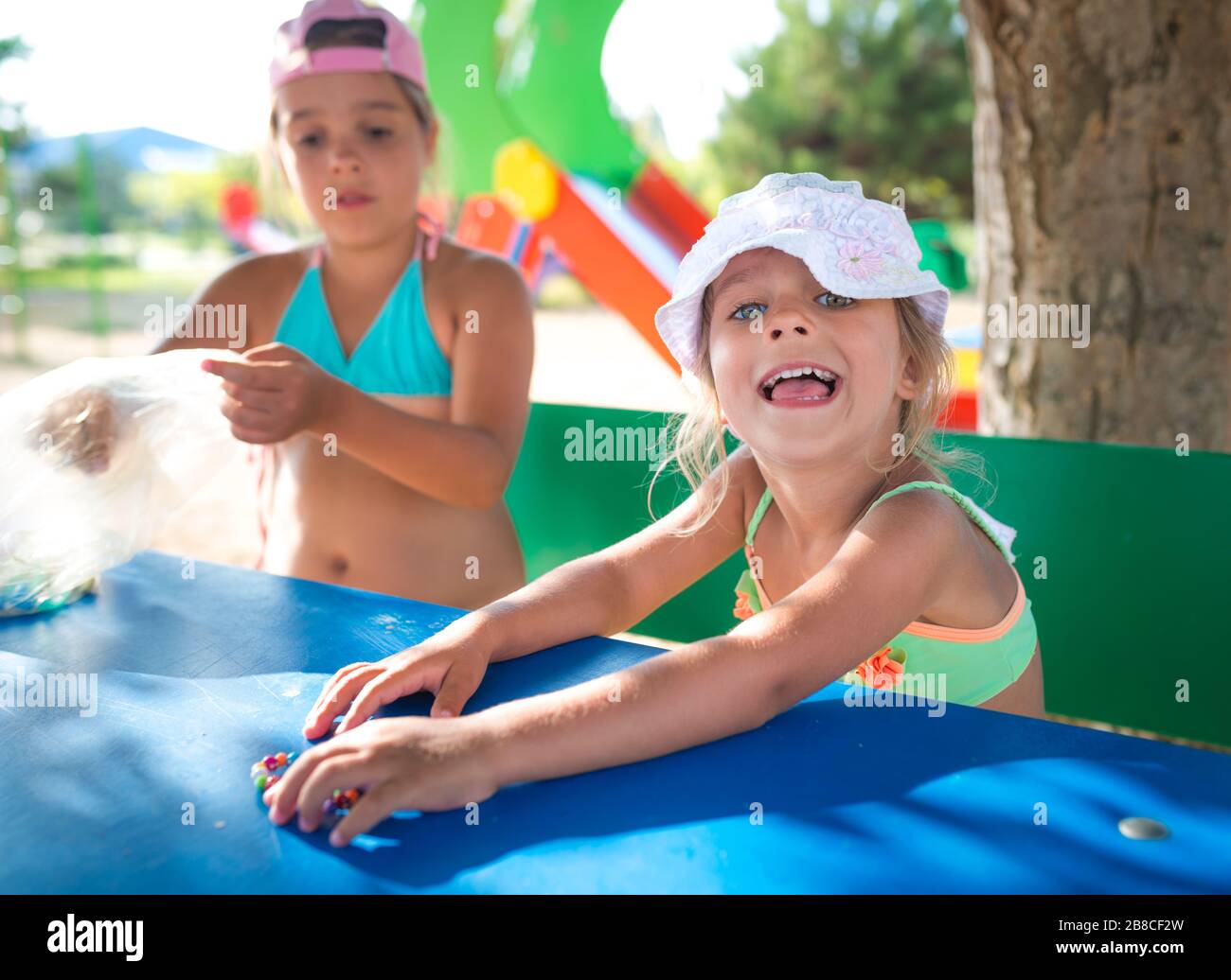 las 2 muñecas en el parque de agua