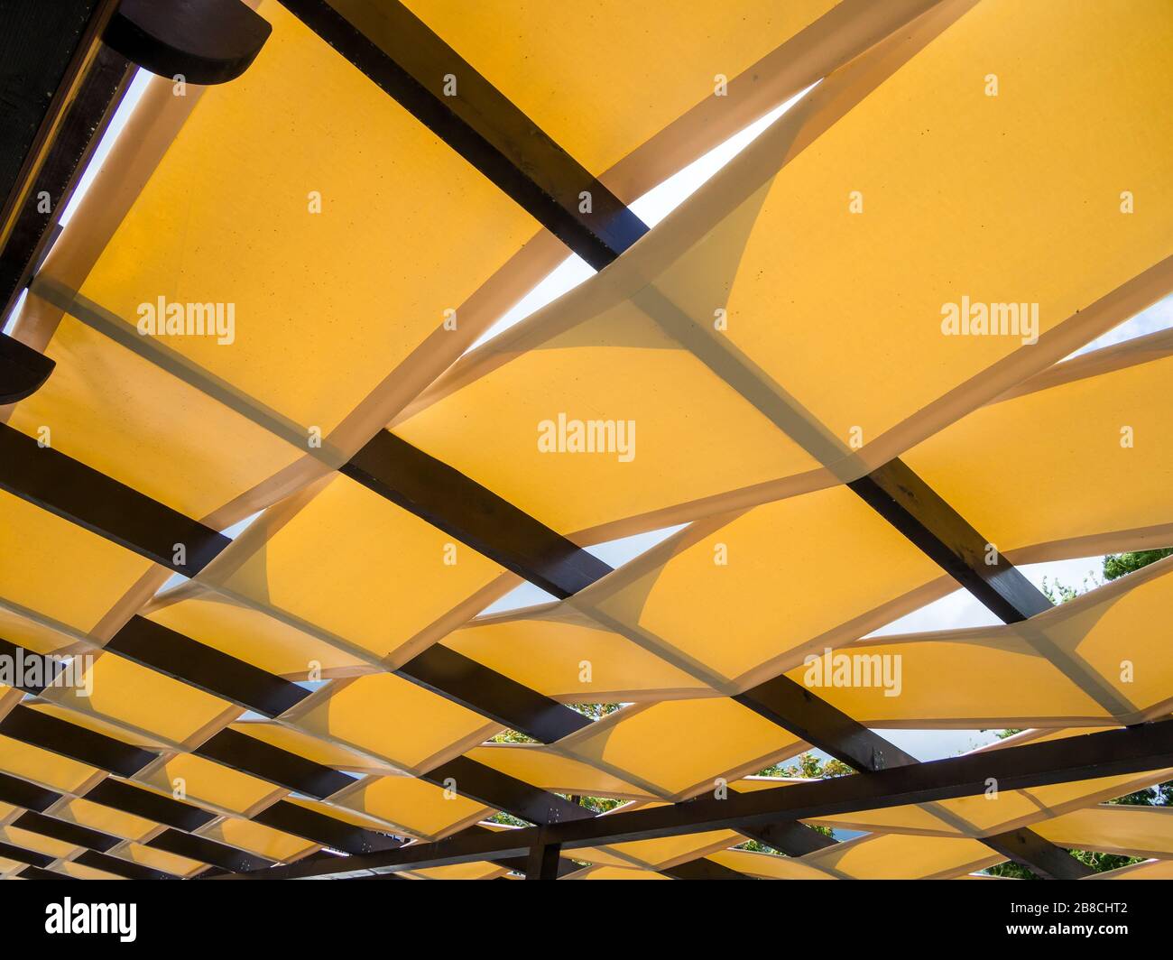 Carpa de techo hecha de tiras de tela y vigas de madera Fotografía de stock  - Alamy