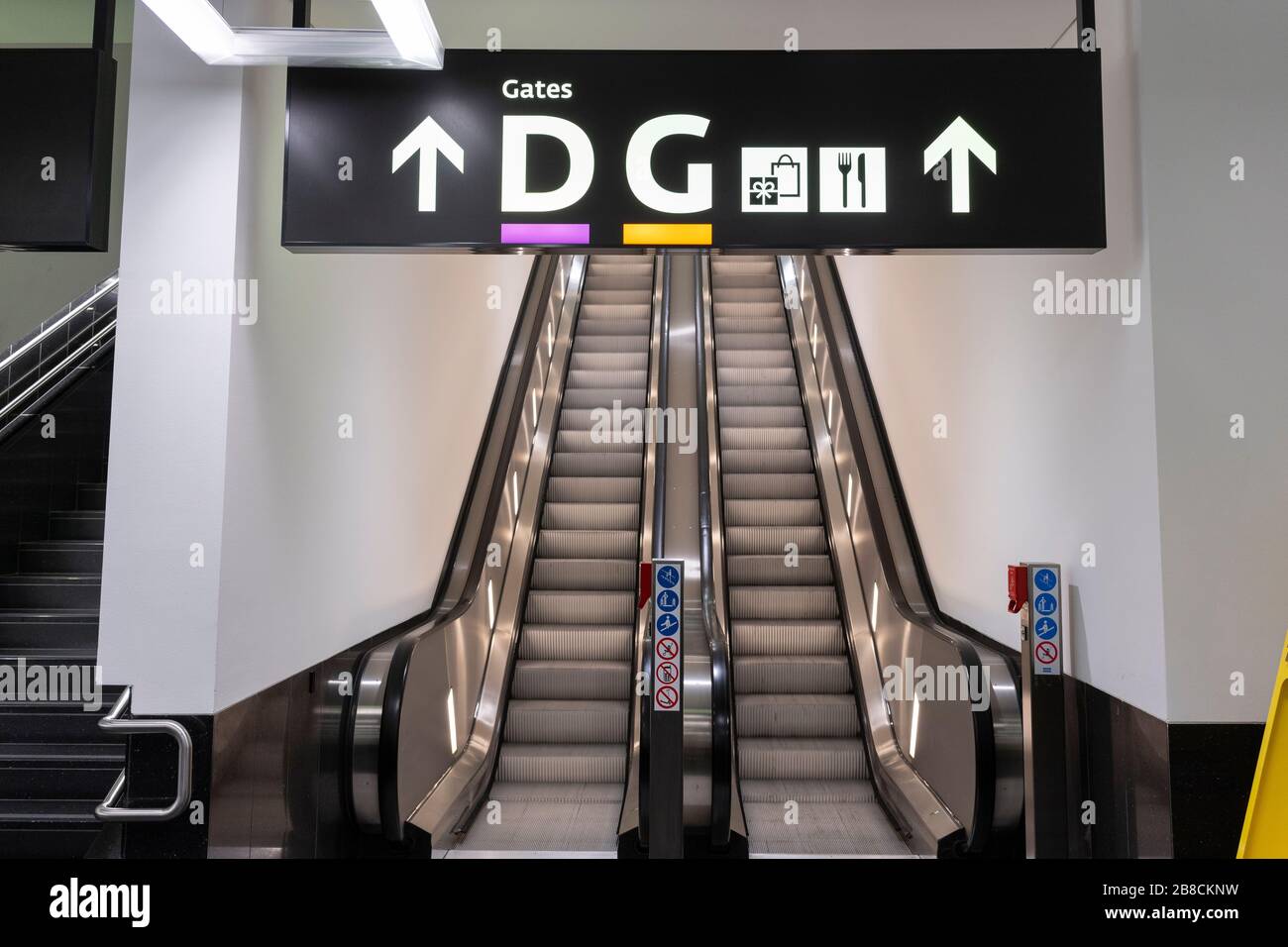 Señal que muestra las ubicaciones de las puertas y escaleras mecánicas a las puertas de salida en la Terminal 3, Aeropuerto de Viena, Austria. Tema: Viajes aéreos Foto de stock