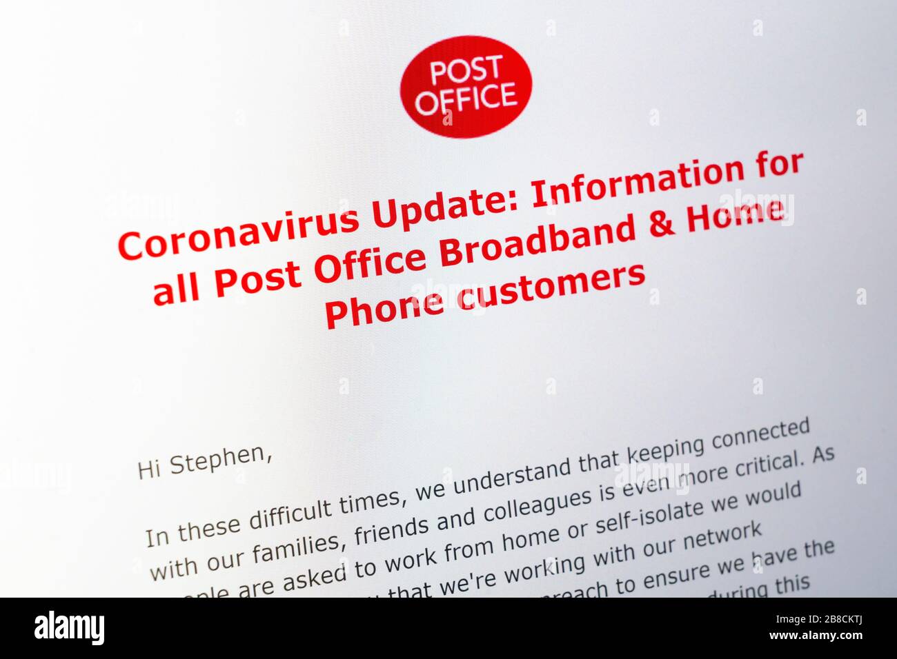 Un correo electrónico de actualización de coronavirus de la oficina de correos para clientes de banda ancha y teléfonos domésticos que informan sobre cómo mantenerse conectado durante el aislamiento personal, Reino Unido Foto de stock