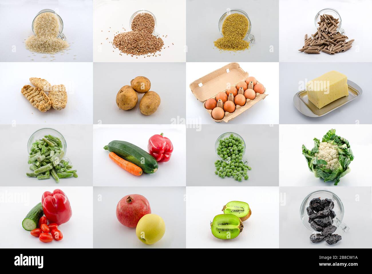 Un mosaico o collage de una variedad de plazas de comida. Collage de alimentos - grañadas, frutas, verduras, queso, verduras congeladas, huevos, frutas secas Foto de stock