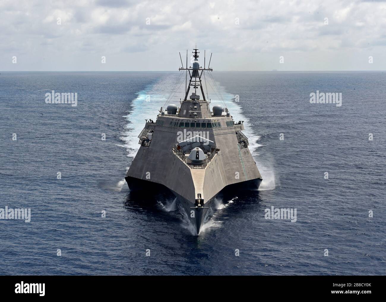 El buque de combate litoral USS Gabrielle Giffords, variante de la Independencia de la Marina de los Estados Unidos, durante la patrulla rutinaria como parte del Escuadrón siete de Destroyer, de la 7ma flota 20 de marzo de 2020 en el Mar de China Meridional. Foto de stock