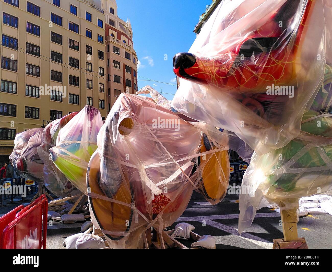 Figuras de fallas envueltas inacabadas en las calles de Valencia para las fallas de 2020, un festival cancelado para prevenir la propagación del coronavirus. Foto de stock