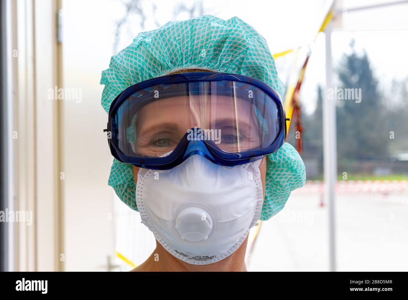 Enfermero en una estación de pruebas de corona / entrada en Nürtingen Alemania Foto de stock