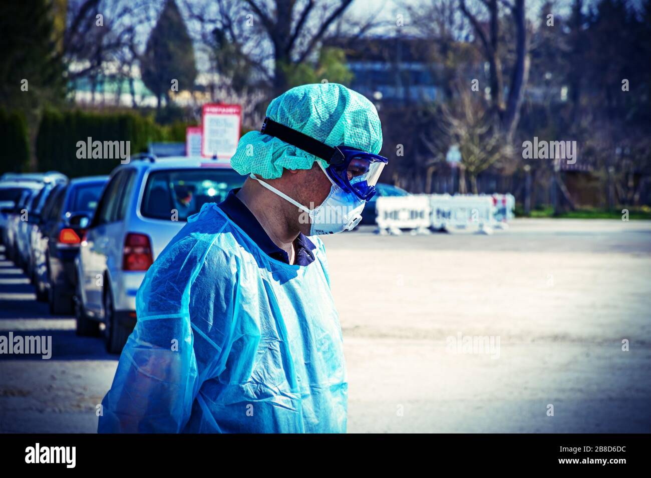 Médico en una estación de pruebas de coronavirus hablando con pacientes en sus automóviles Foto de stock