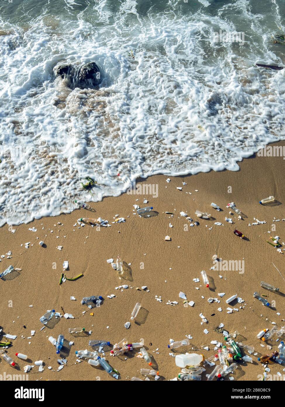 Problema de contaminación con residuos plásticos en las playas Foto de stock