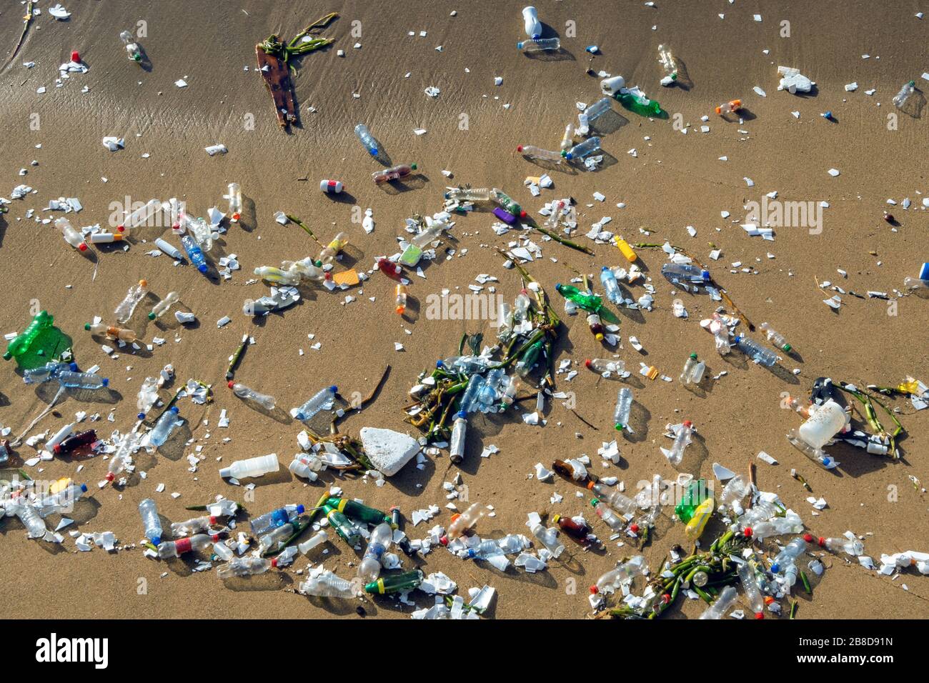 Problema de contaminación con residuos plásticos en las playas Foto de stock