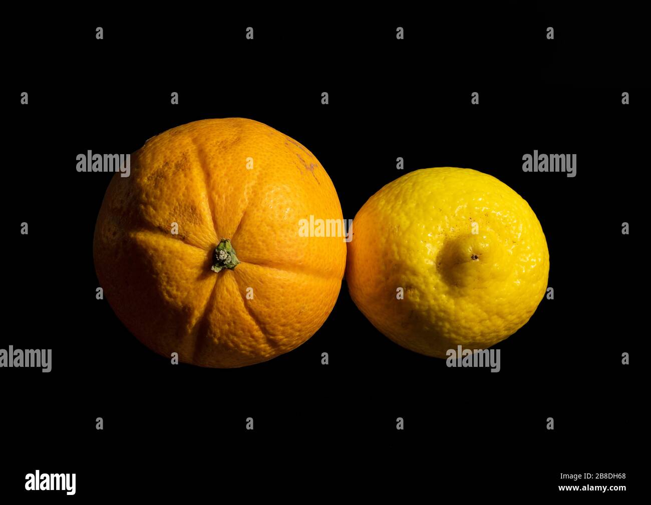 Imagen de primer plano de una naranja y un limón mediante una técnica de apilado de enfoque que renderiza los sujetos con un enfoque nítido de delante hacia atrás Foto de stock
