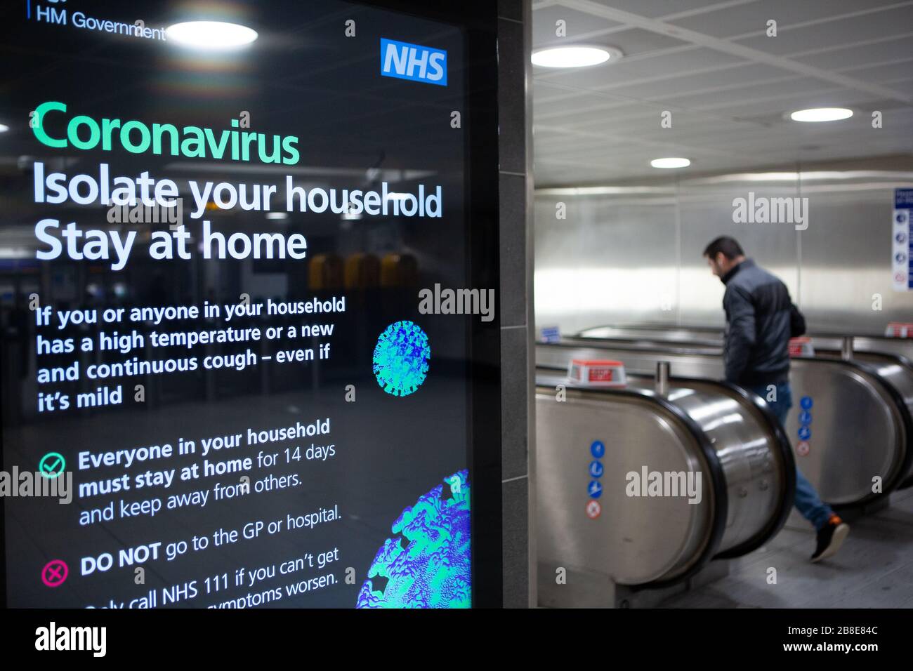 Viajeros en el metro de Londres durante el cierre del coronavirus, marzo de 2020 Foto de stock