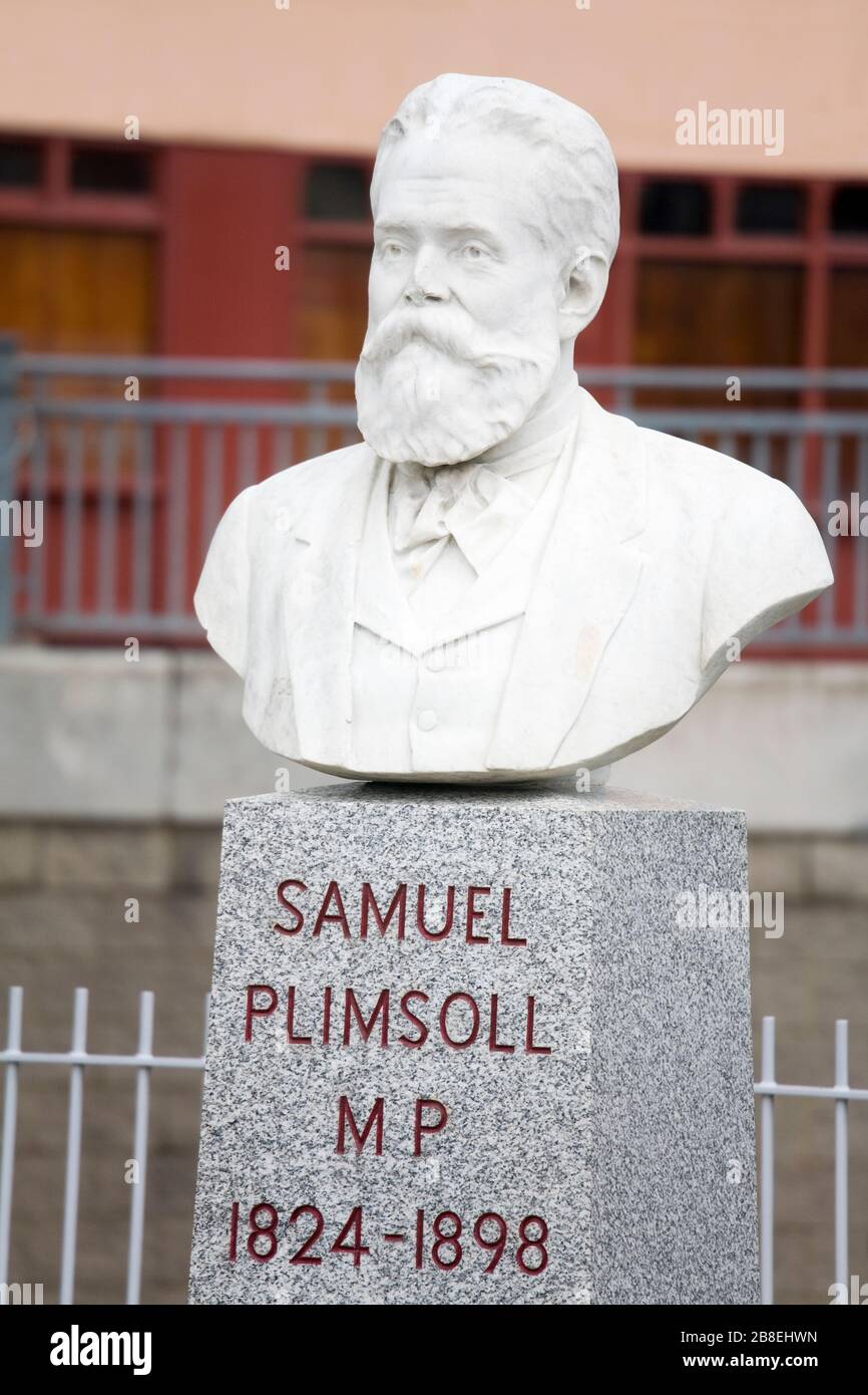 Busto de Samuel Plimsoll en la costa, Bristol City, Suroeste de Inglaterra, Reino Unido Foto de stock