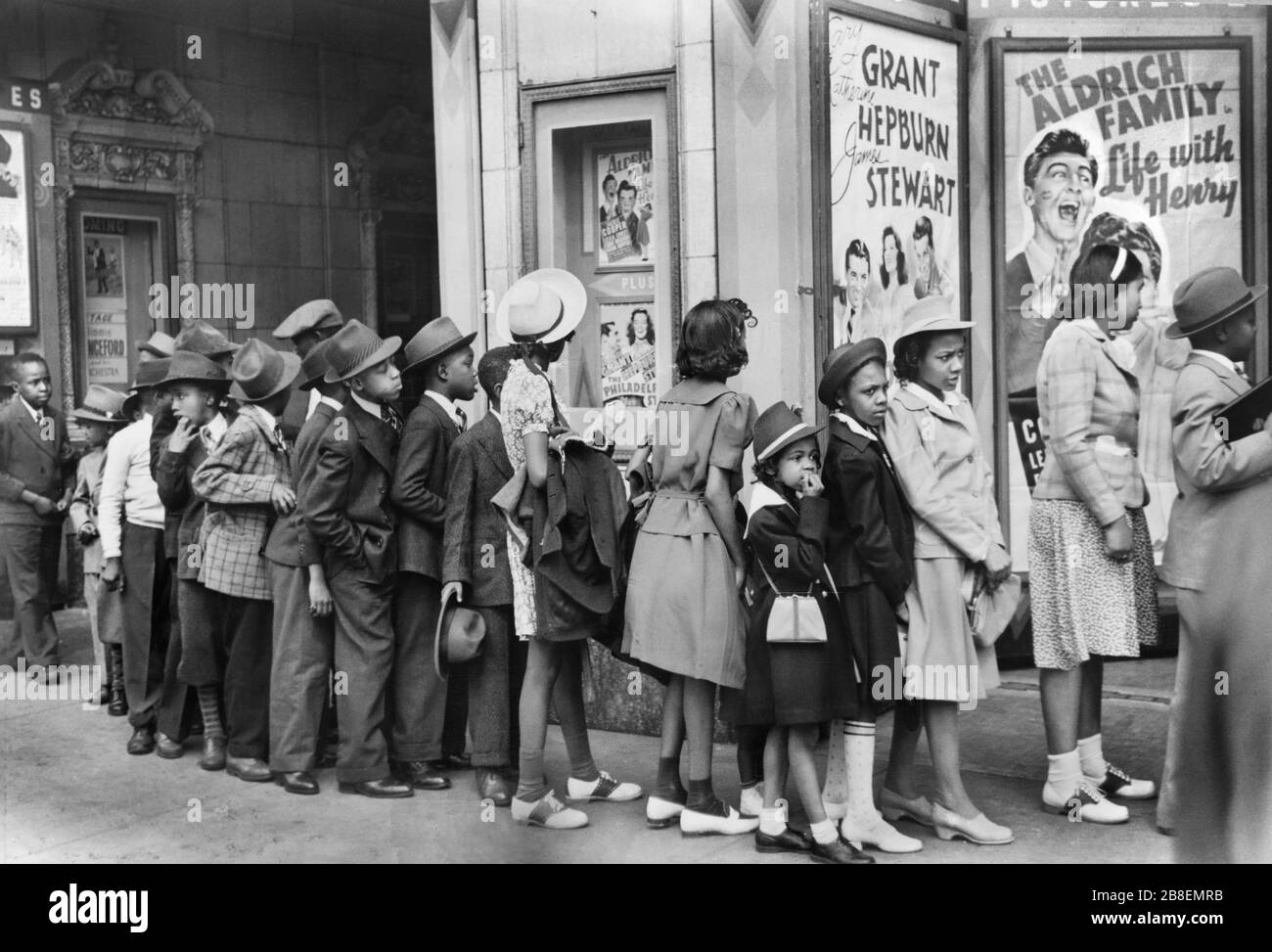 Niños frente a Moving Picture Theatre, Domingo de Pascua Matinee, Black Belt, Chicago, Illinois, EE.UU., Edwin Rosskam para la Administración de Seguridad Agrícola de EE.UU., abril de 1941 Foto de stock