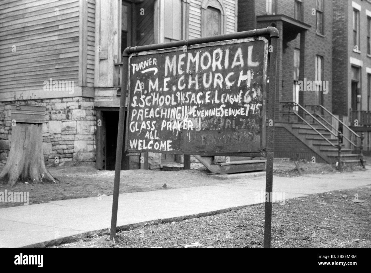 Firme fuera de la Iglesia en el cinturón Negro, Chicago, Illinois, EE.UU., Edwin Rosskam para la Administración de Seguridad Agrícola de EE.UU., julio de 1941 Foto de stock