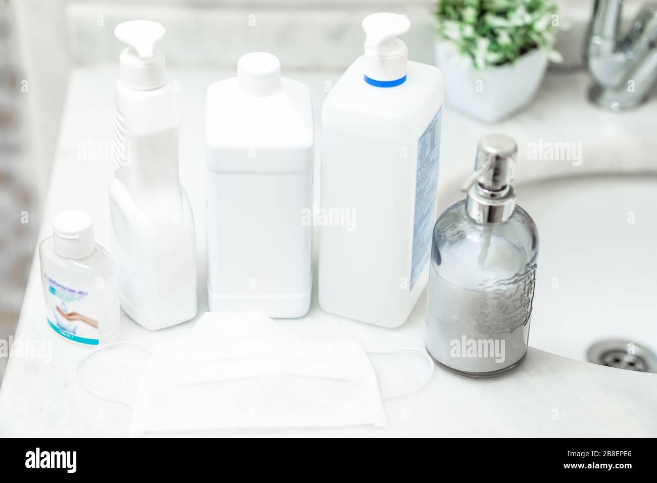 jabón y soluciones antisépticas utilizadas para la limpieza e higiene de las manos. protección contra virus Foto de stock