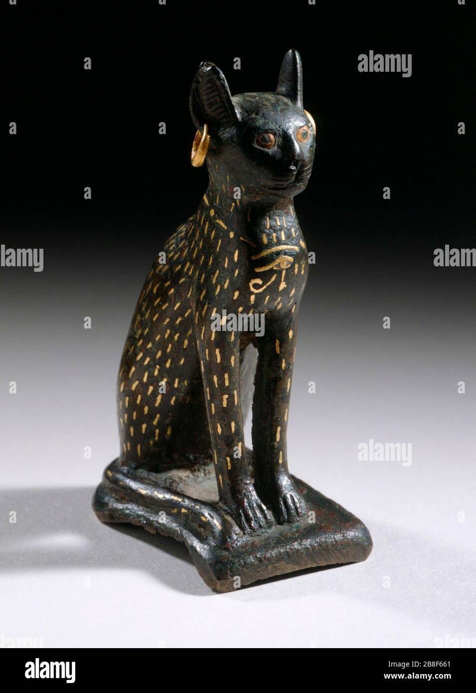 'Figurilla de la Diosa Bastet como un gato; Egipto, 21ª, 26ª dinastía (1081 - 525 a.C.) Escultura de bronce, con incrustaciones de oro de 2 3/4 x 1 3/16" x 1 3/4". (7 x 3 x 4,5 cm) de Regalo de Varya y Hans Cohn (AC1992.152.51) El arte egipcio actualmente a la vista del público: martillo edificio, piso 3; 21A - 26ª dinastía (1081 - 525 a.C.); ' Foto de stock