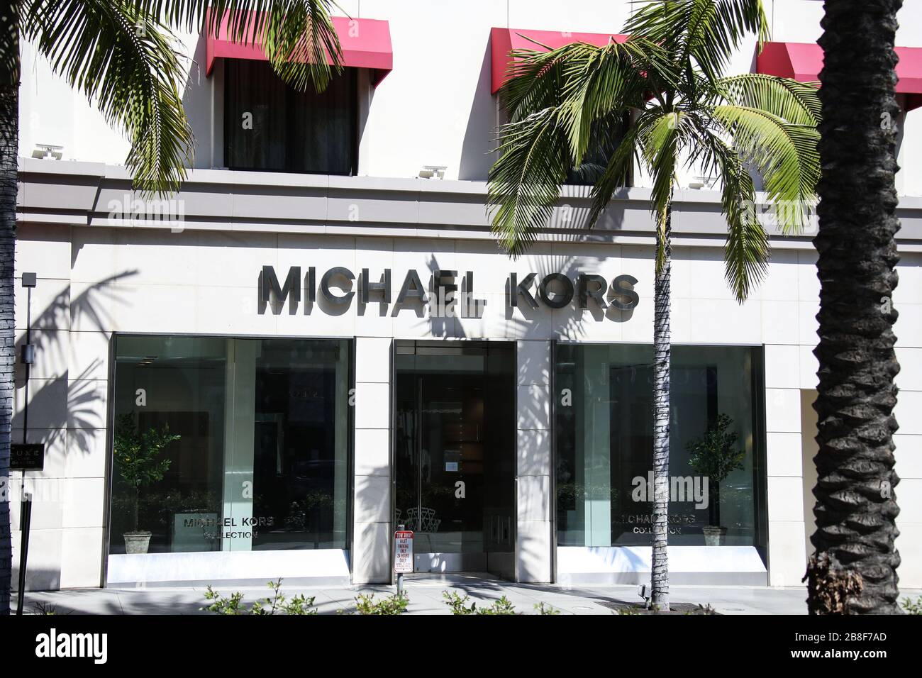 BEVERLY HILLS, LOS ANGELES, CALIFORNIA, EE.UU. - MARZO 21: Michael Kors  Collection Beverly Hills Rodeo Drive Store, temporalmente cerrado debido al  coronavirus, Dos días después de la orden de "ser en casa"