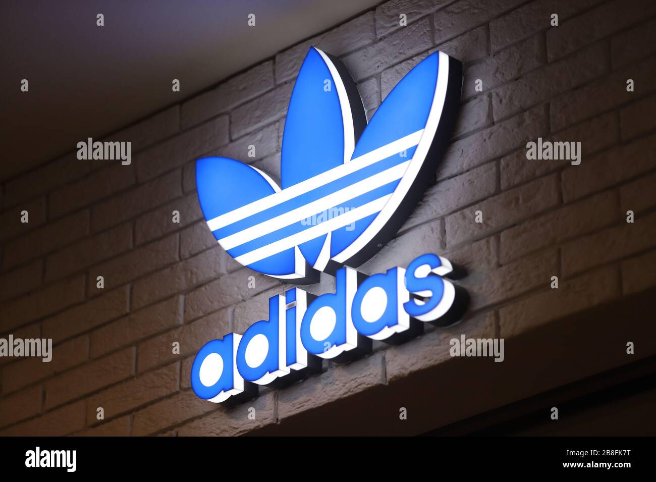 reemplazar Surgir María El logo de los originales Adidas se encuentra en el centro comercial y de  ocio Galeria Fotografía de stock - Alamy
