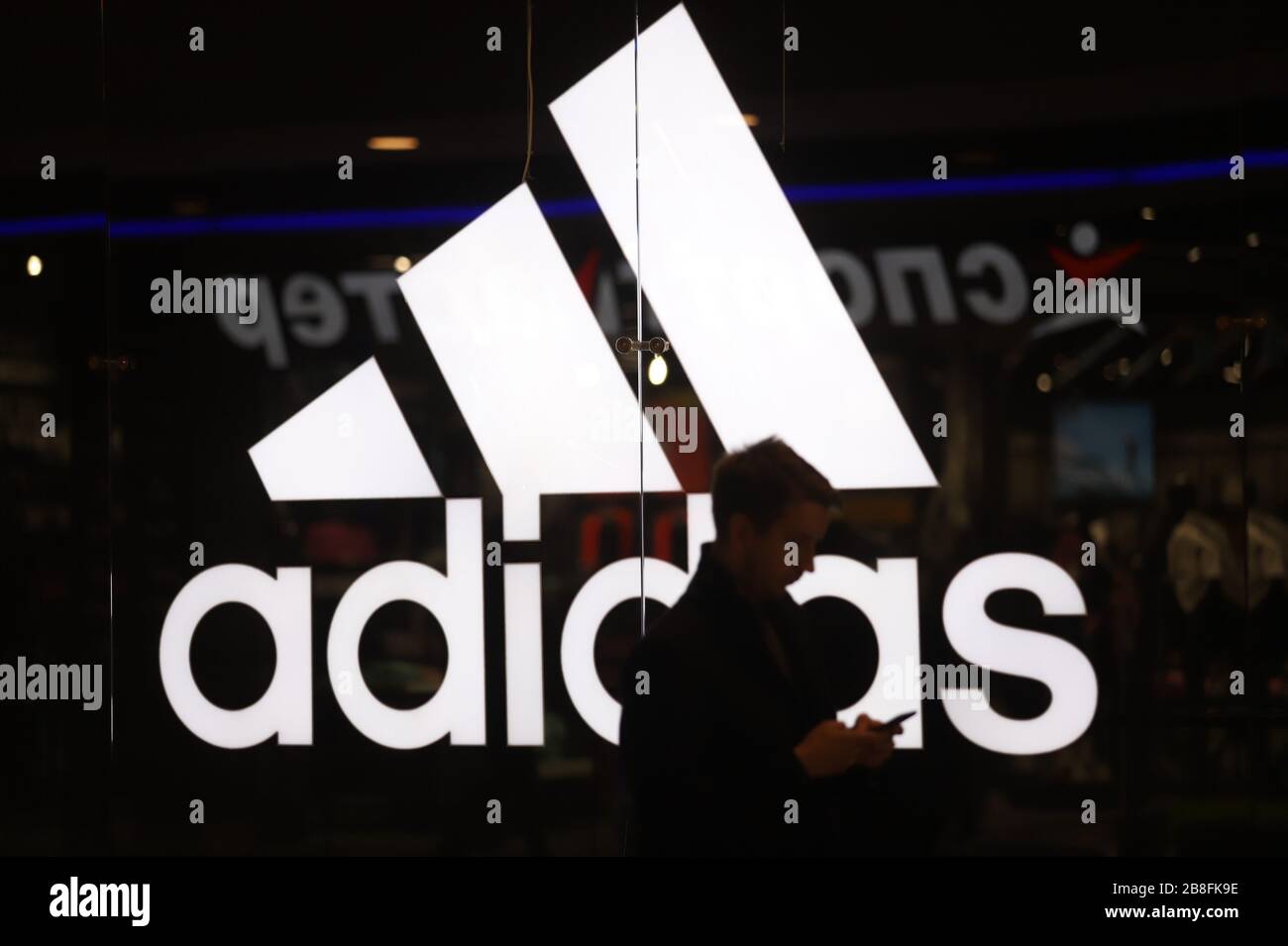 El logo de Adidas se ve en el Centro Comercial y de Entretenimiento Galeria  Fotografía de stock - Alamy