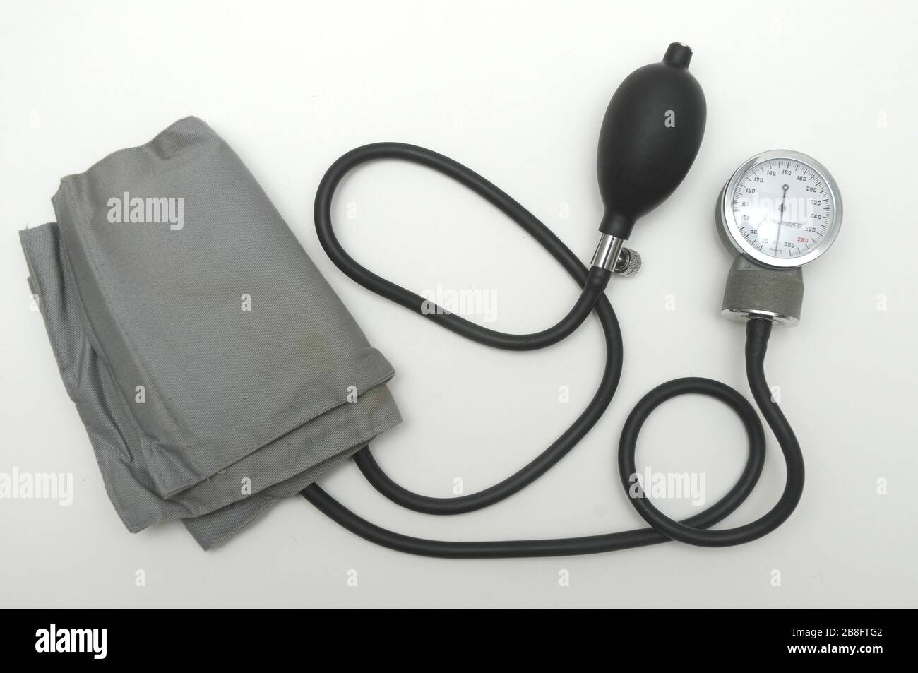 Medidor electrónico de presión sanguínea y manguito en caso de que se  produzca. Pantalla del medidor que muestra la presión arterial alta 151/98.  Trazado de recorte Fotografía de stock - Alamy