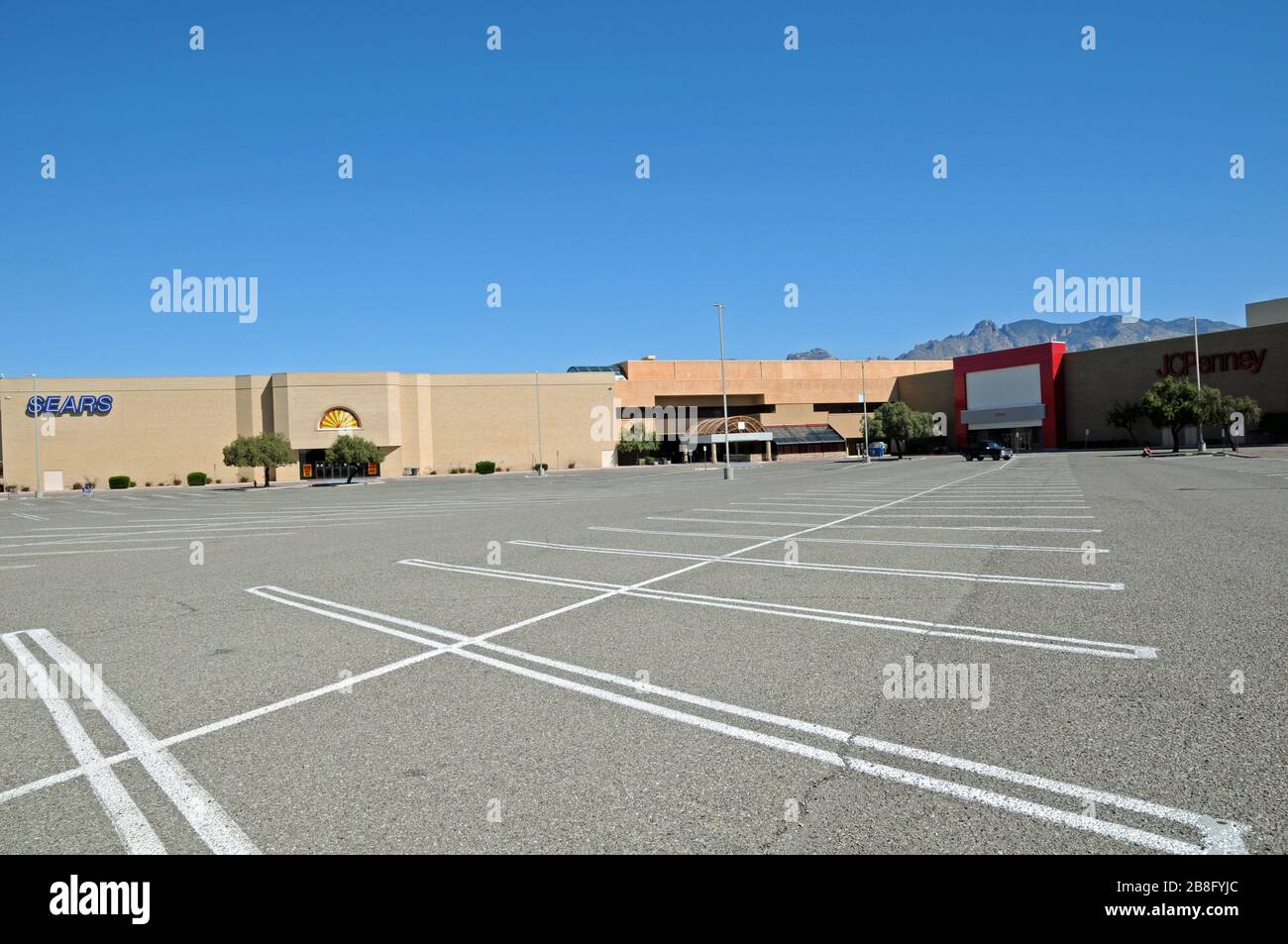 Tucson Estados Unidos 22 De Marzo De Vista De Un Estacionamiento Vacio Debido Al Coronavirus En El Centro De Tucson En Arizona Ee Uu 21 De Marzo De Aparcamientos Vacios Negocios