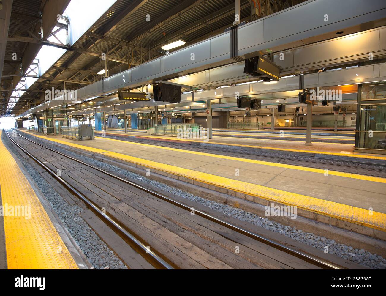 Toronto, Canadá-20 de marzo de 2020: Estación ferroviaria de la Unión vacía en Toronto durante la pandemia de Covid-19 (coronavirus) con restricciones de viaje implementadas Foto de stock