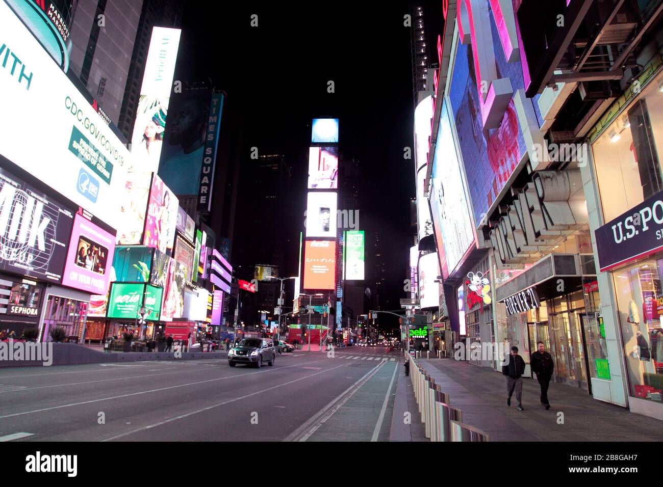 21 de marzo de 2020 - Nueva York, Nueva York, Estados Unidos: Times Square en la ciudad de Nueva York el sábado por la noche, 21 de marzo de 2020, está en gran parte desprovisto de personas como la advertencia escuchada de Nueva York de permanecer en casa a la luz de la pandemia del coronavirus. Foto de stock