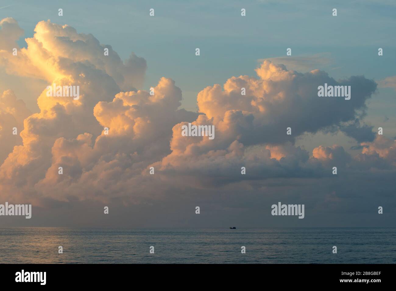 Nubes de trueno sobre el estrecho de Makassar, Indonesia Foto de stock