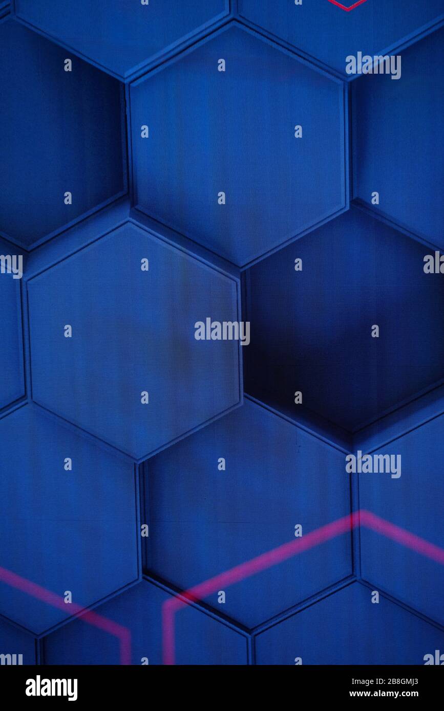 Celdas hexagonales en la pantalla LED Foto de stock