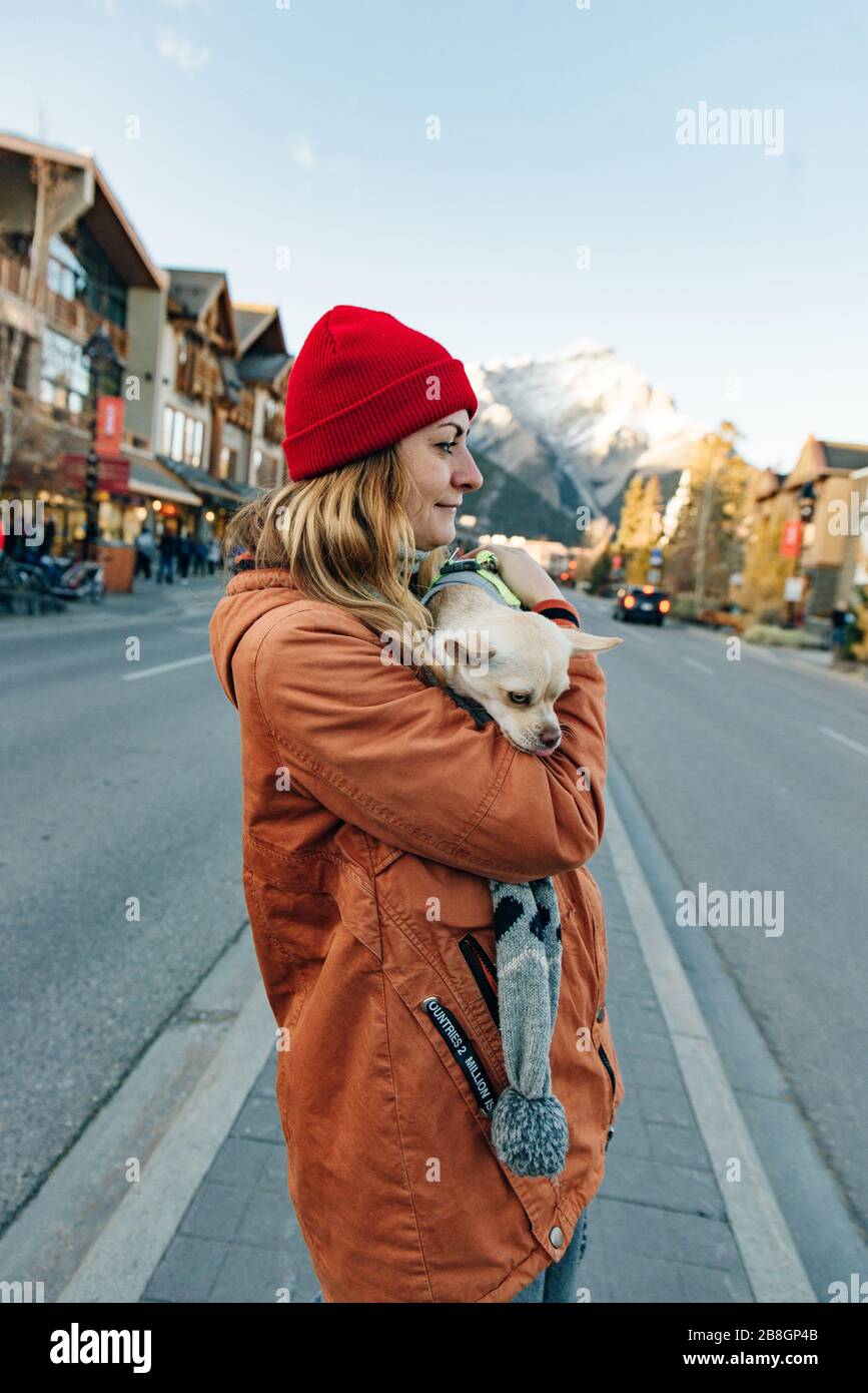 niña en una chaqueta naranja sostiene un chihuahua en sus brazos cerca del  lago, canadá Fotografía de stock - Alamy