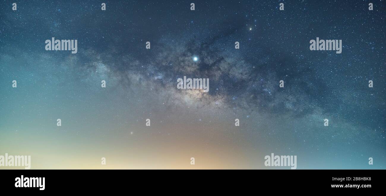 El centro de la vía Láctea, con vistas a la Nebulosa Laguna, Nebulosa Trífida Foto de stock