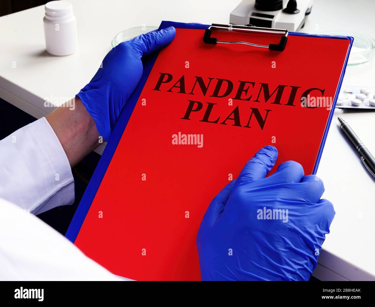 El médico está leyendo un plan pandémico para la preparación. Foto de stock