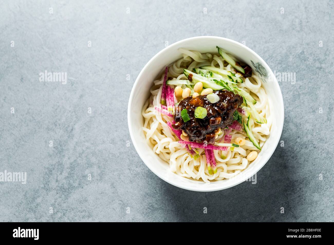 Cuenco de fideos con pasta de soja en Beijing, China Cuenco de fideos con pasta de soja en Beijing, China Foto de stock