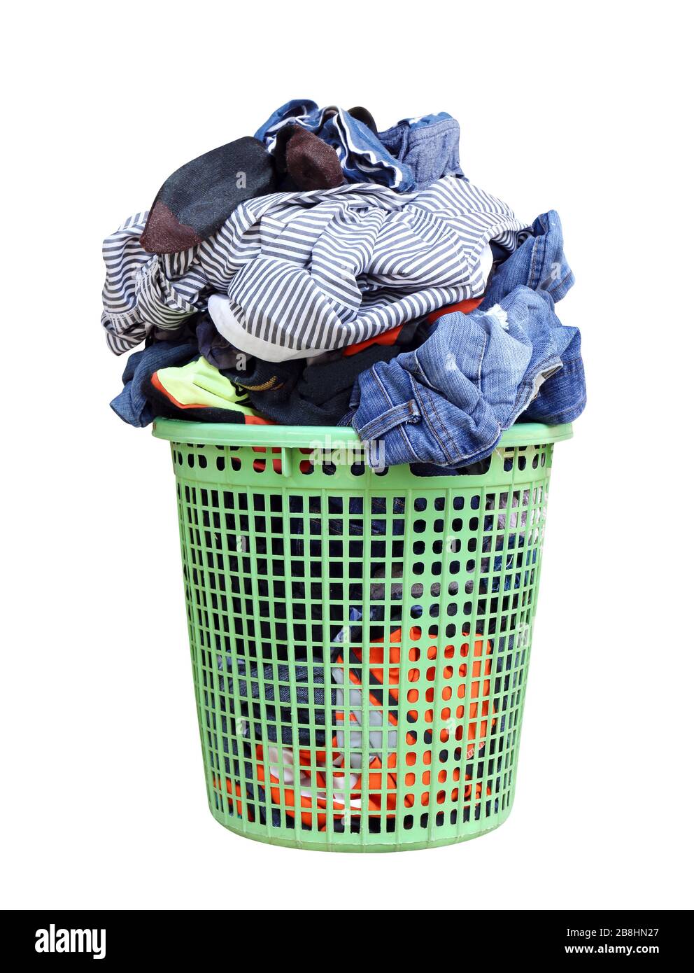 Montón de ropa sucia en una canasta de lavado, de lavandería con colorida toalla, canasto con ropa limpia, colorida ropa en una cesta de colada de Pentecostés Fotografía de stock -