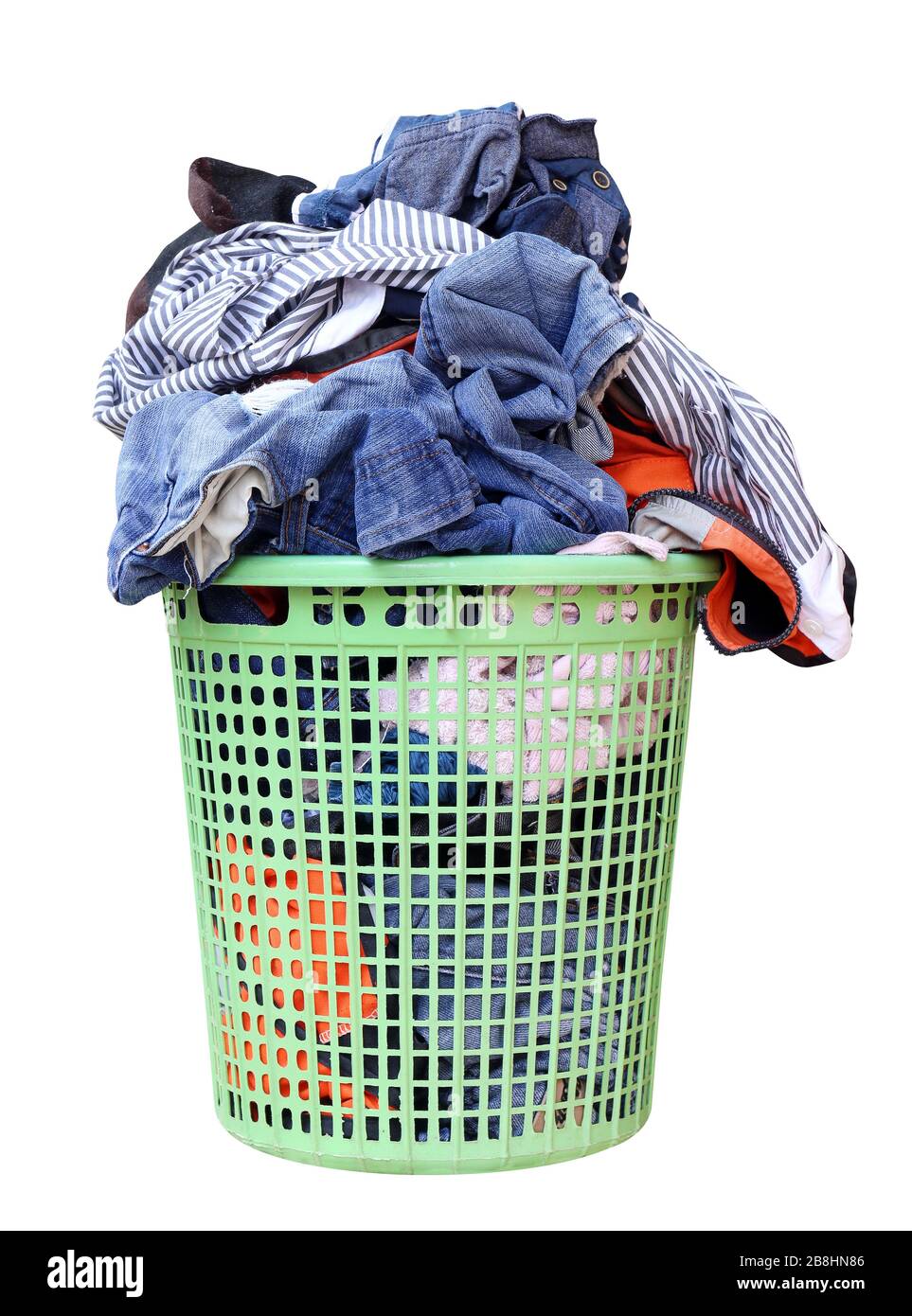Montón de ropa sucia en una canasta de lavado, servicio de lavandería cesta  con colorida toalla, canasto con ropa limpia, colorida ropa en una cesta de  colada de Pentecostés Fotografía de stock -